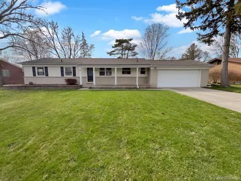 32054 Red Clover Rd, Farmington Hills, MI 48334