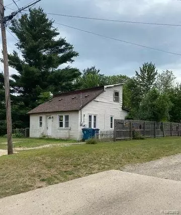 412 Oakwood St, Holly, MI 48442