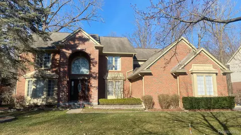 5123 Somerton Dr, Troy, MI 48085
