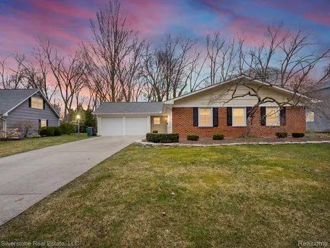 2501 Waltham Dr, Troy, MI 48085