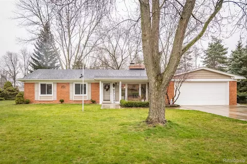6108 Herbmoor St, Troy, MI 48098