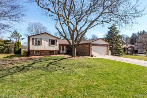 342 Powderhorn Crt Ct, Rochester Hills, MI 48309