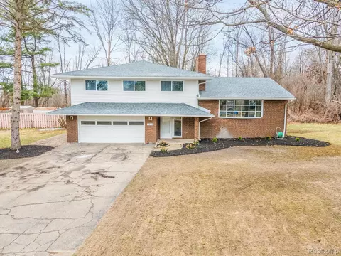 7940 Little Farm Ln, West Bloomfield, MI 48322