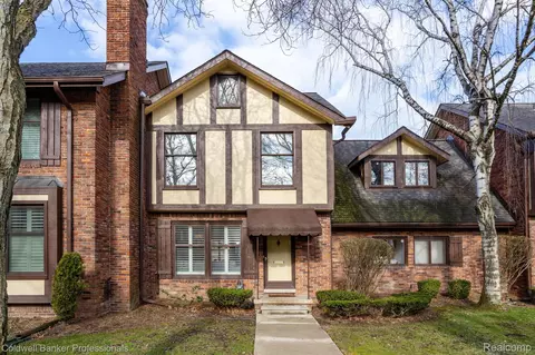 1792 Vernier Rd, Grosse Pointe Woods, MI 48236