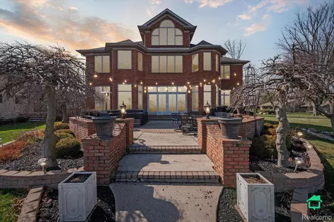 17725 Parke Ln, Grosse Ile, MI 48138