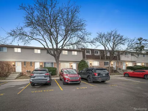 1307 Laurel Valley Dr, Waterford, MI 48327