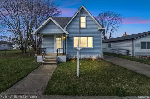 19305 Connecticut St, Roseville, MI 48066