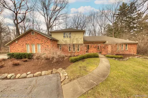 3900 Mystic Valley Dr, Bloomfield Hills, MI 48302