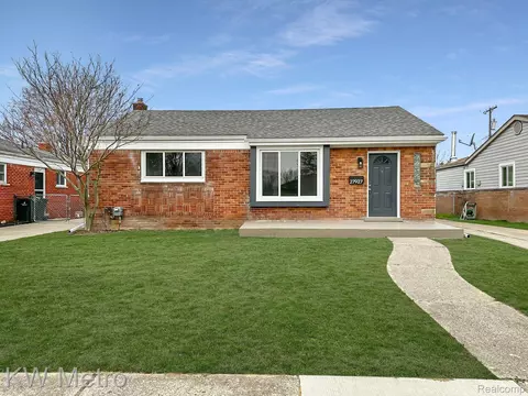 27927 Nieman St, Saint Clair Shores, MI 48081