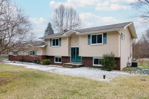 3425 Indianwood Rd, Lake Orion, MI 48362