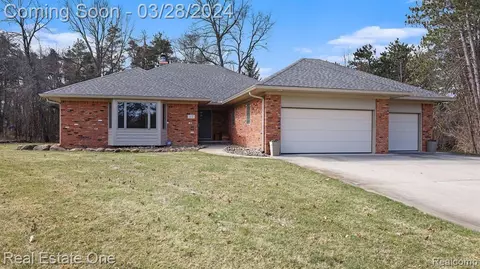 312 Sequoia Ln, Leonard, MI 48367