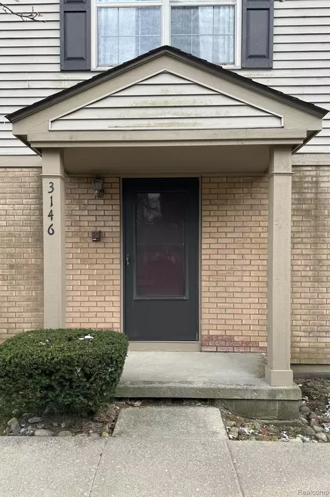 3146 Hidden Ridge Dr, Waterford, MI 48328