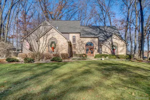 5941 Hunters Ridge Dr, Washington, MI 48094