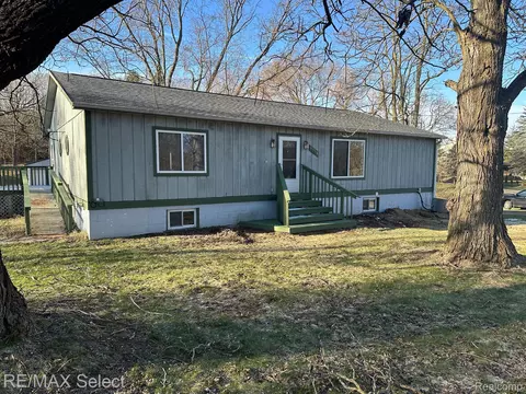 9354 White Lake Rd, Tyrone, MI 48430