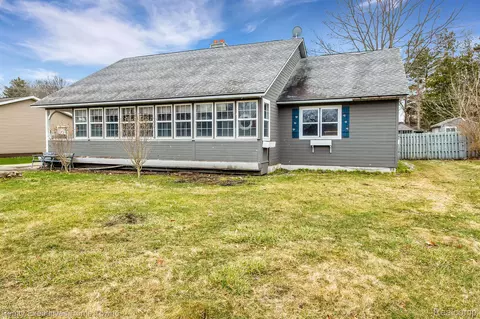 5521 Lakeshore Rd, Fort Gratiot, MI 48059