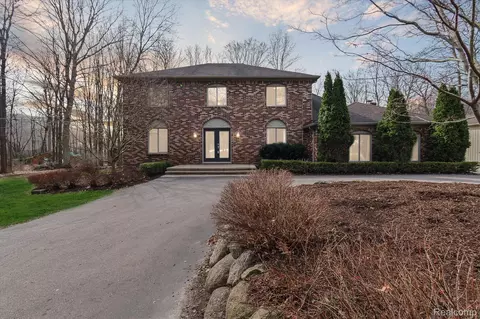 2450 Trinity Ln, Milford, MI 48381