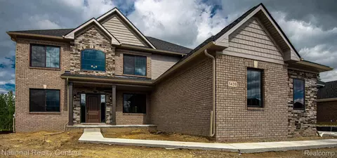 34 Westlake Ave, Oxford, MI 48371