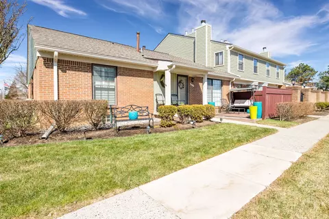 31214 Country Blf #216, Farmington Hills, MI 48331