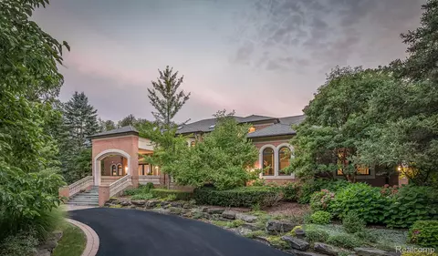 4524 Stoneleigh Rd, Bloomfield Hills, MI 48302