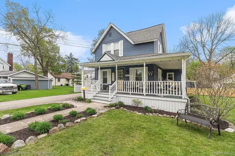 707 S Adelaide St, Fenton, MI 48430