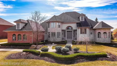 23735 Country Club Dr, South Lyon, MI 48178