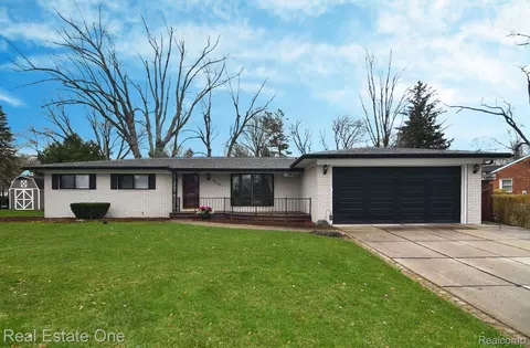 2435 Anders Dr, Waterford, MI 48329
