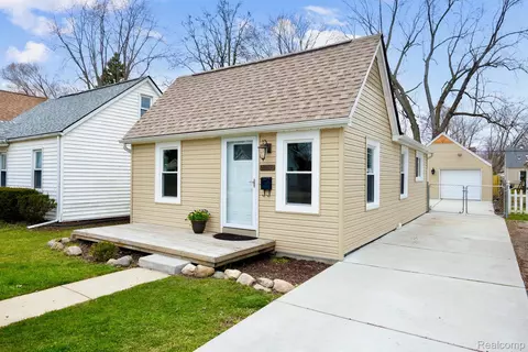 20919 Hollywood St, Harper Woods, MI 48225