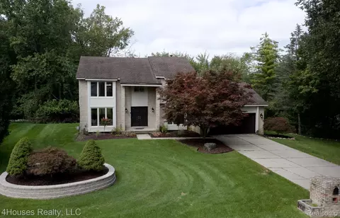5700 Independence Ln, West Bloomfield, MI 48322