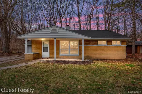 25373 Orchard Grove St, Southfield, MI 48033