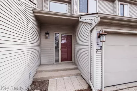 750 Eastbridge Ct, Rochester Hills, MI 48307