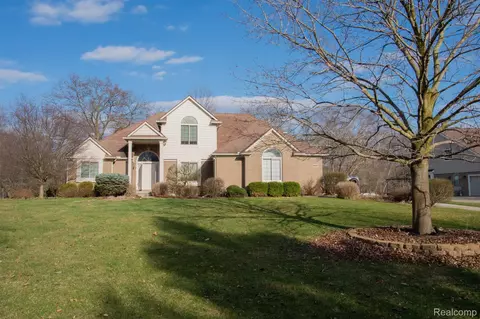 12007 Pembrooke Cir, Green Oak, MI 48178