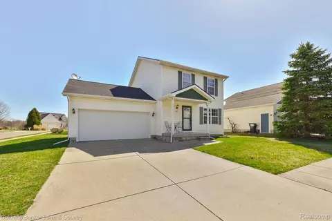 748 Village Dr, Fowlerville, MI 48836