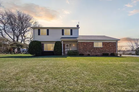 3052 Tina Marie Dr, Waterford, MI 48329
