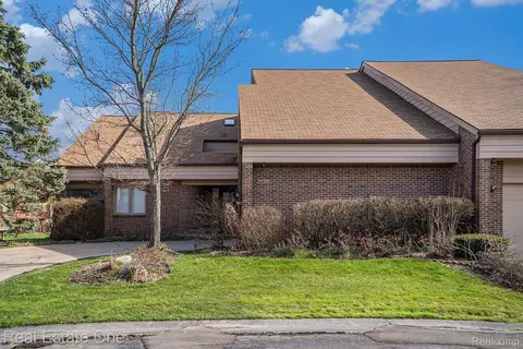 36832 Elk Cv 26 11 Cv #26, Farmington Hills, MI 48331
