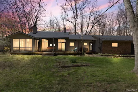 34083 Quaker Valley Rd, Farmington Hills, MI 48331