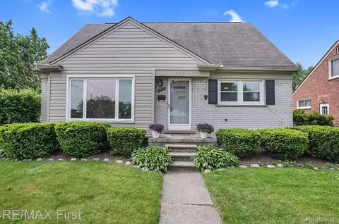 665 Phillips Ave, Clawson, MI 48017