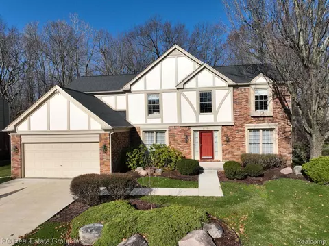 37981 Glengrove Dr, Farmington Hills, MI 48331