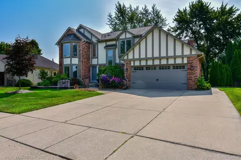 41832 Pond View Dr, Sterling Heights, MI 48314
