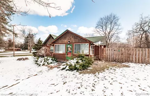 4982 Lakeborn Dr, White Lake, MI 48383