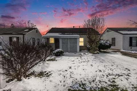 19162 Roscommon St, Harper Woods, MI 48225