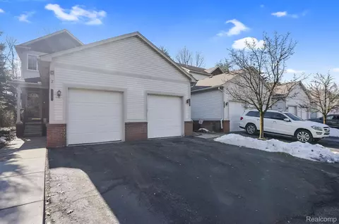 3305 Baldwin Woods Dr, Orion, MI 48359