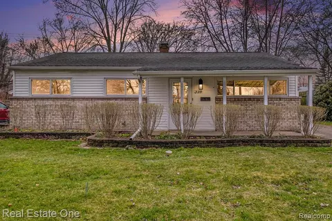 235 Lyons Dr, Troy, MI 48083