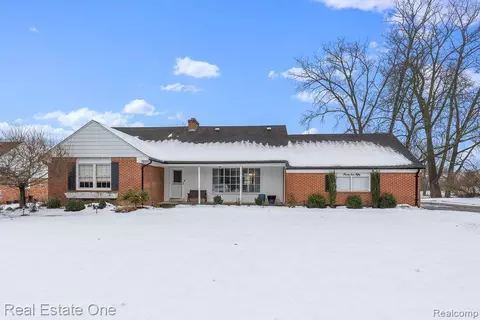 3250 Lakeside Dr, Shelby Township, MI 48316