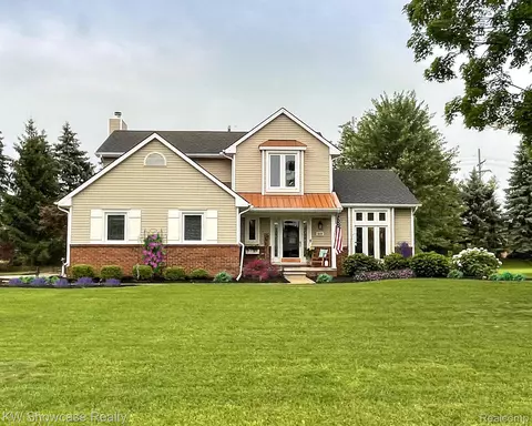 2215 White Pine Dr, Wixom, MI 48393
