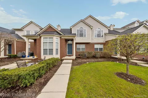 10202 Jasmine Dr #52, Walled Lake, MI 48390