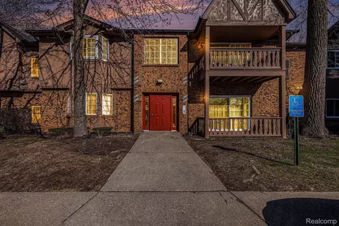 30628 Oakridge Manor Dr, Roseville, MI 48066