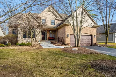 4746 Woodbine Cir, West Bloomfield, MI 48323