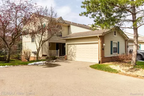 5652 Drake Hollow Dr E, West Bloomfield, MI 48322