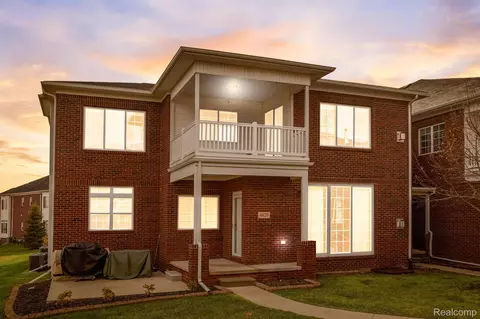 6825 Boulder Pointe Dr, Washington, MI 48094