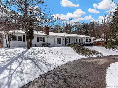 34601 Brittany Dr, Farmington Hills, MI 48335